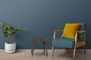 Sala estilo mid-century moderno con planta monstera